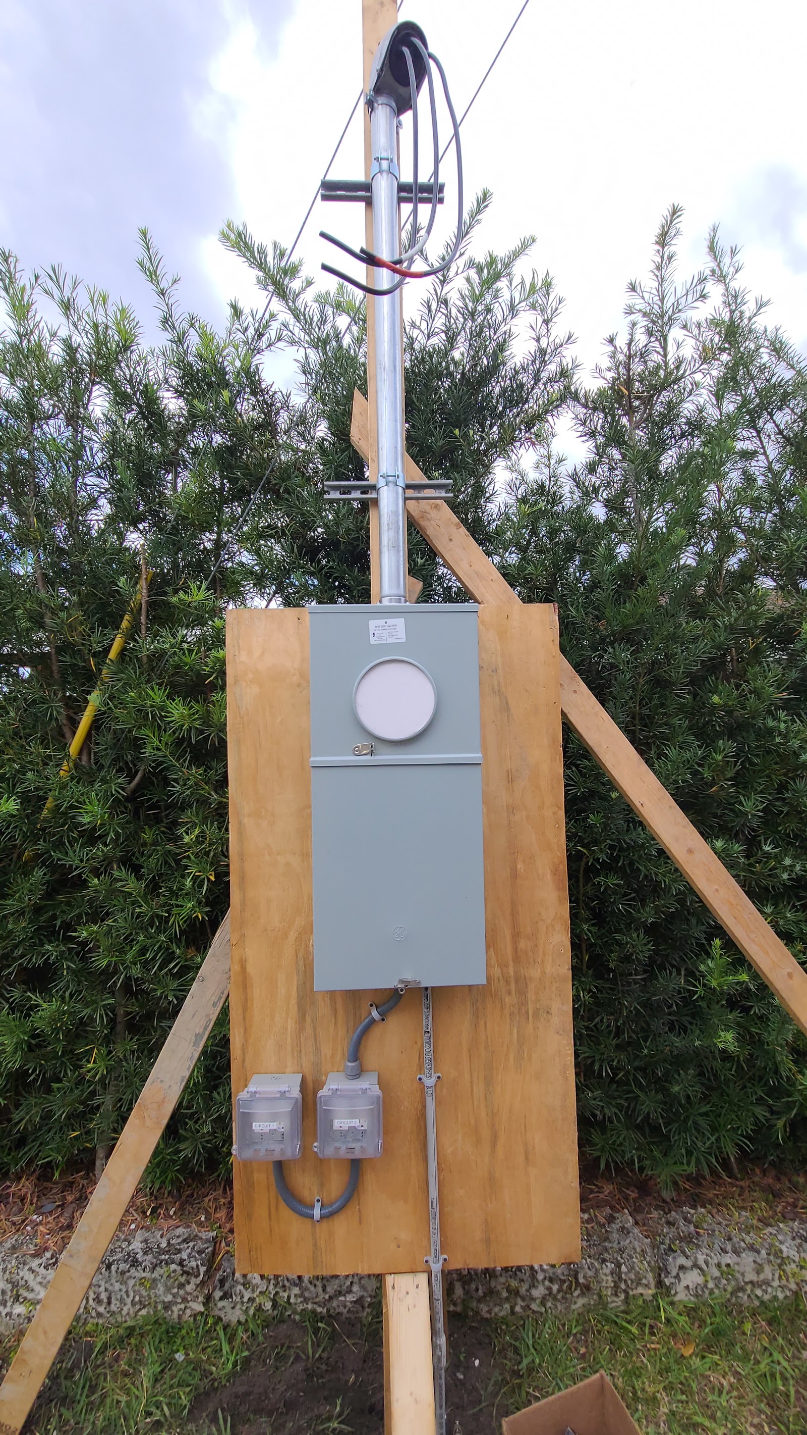 Temporary power pole